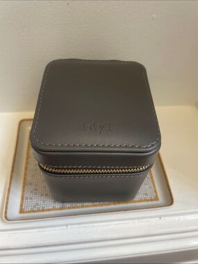 idyl Compact Gray Travel Jewelry Case with Gold Zipper